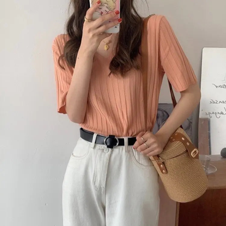 Nyári laza szabású csirkemell mintás, szív alakú galléros jégselyem póló