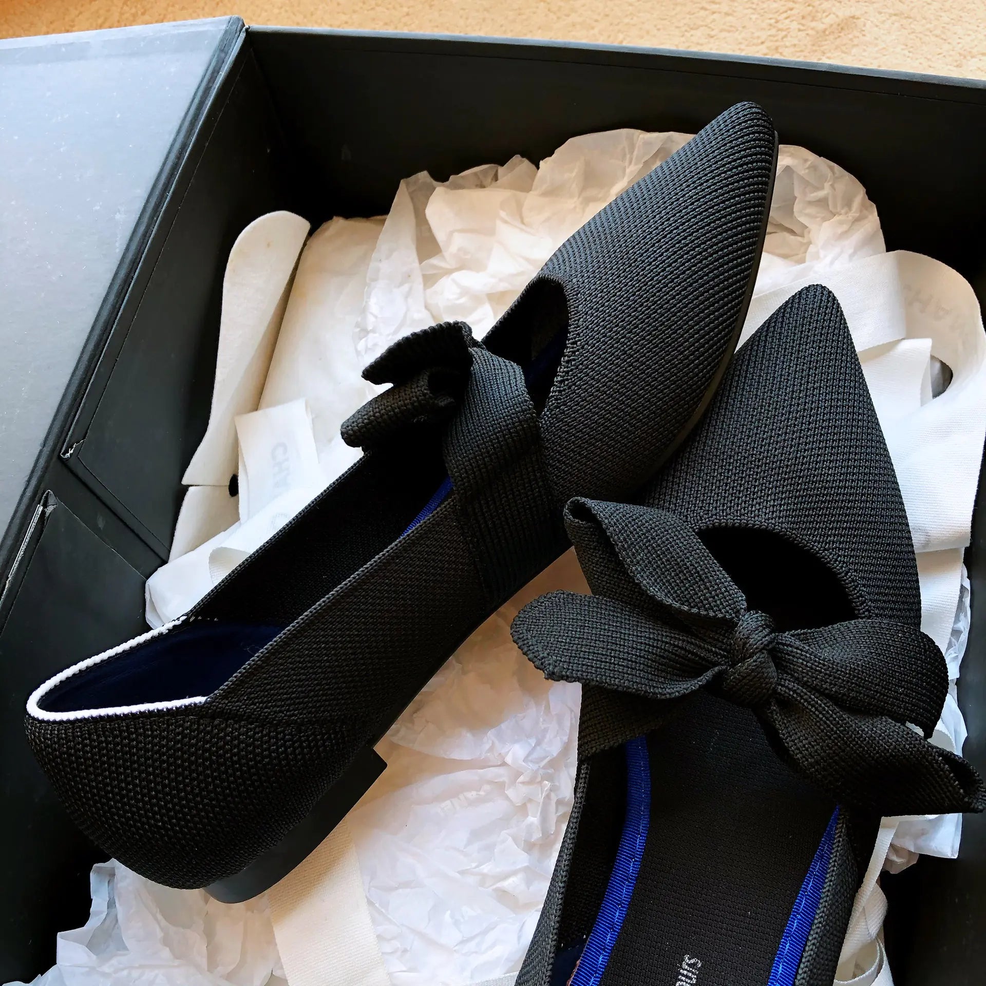 Lapos, hétköznapi hajócipők masnival, Mary Jane stílusban