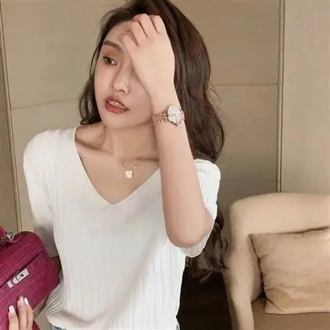 Nyári laza szabású csirkemell mintás, szív alakú galléros jégselyem póló