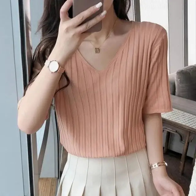 Nyári laza szabású csirkemell mintás, szív alakú galléros jégselyem póló