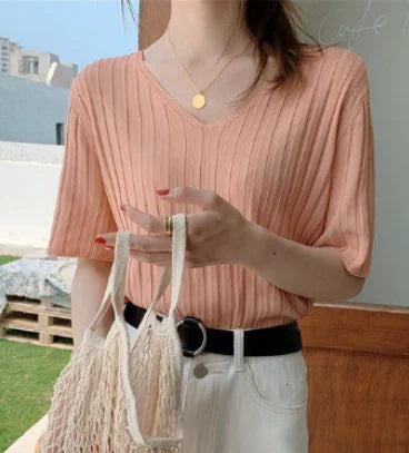 Nyári laza szabású csirkemell mintás, szív alakú galléros jégselyem póló