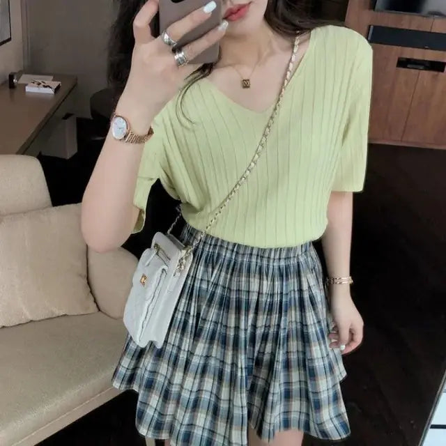 Nyári laza szabású csirkemell mintás, szív alakú galléros jégselyem póló