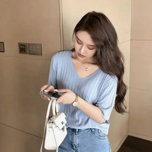 Nyári laza szabású csirkemell mintás, szív alakú galléros jégselyem póló